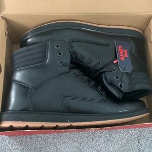 Men’s Levi’s High top monochrome black sneakers Size 11 Width M